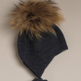 Gorro bebé azul marino pompón pelo natural