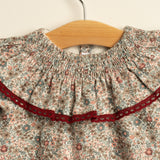 Vestido niña flores con cuello volante y puntilla granate