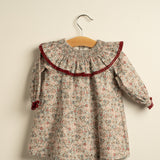 Vestido niña flores con cuello volante y puntilla granate