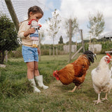 Rosa muñeca granjera con tulipanes