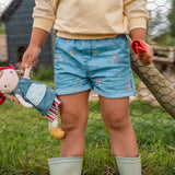 Rosa muñeca granjera con tulipanes