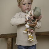 Rosa muñeca granjera con tulipanes