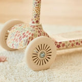 Patinete tres ruedas blanco flores Little Dutch