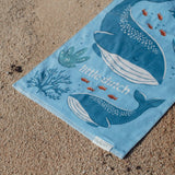 Toalla de playa niño azul ballenas Little Dutch